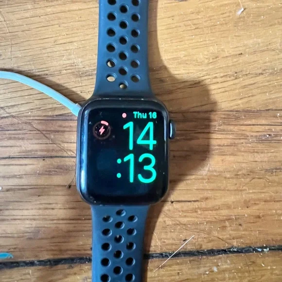 Apple Watch SE.